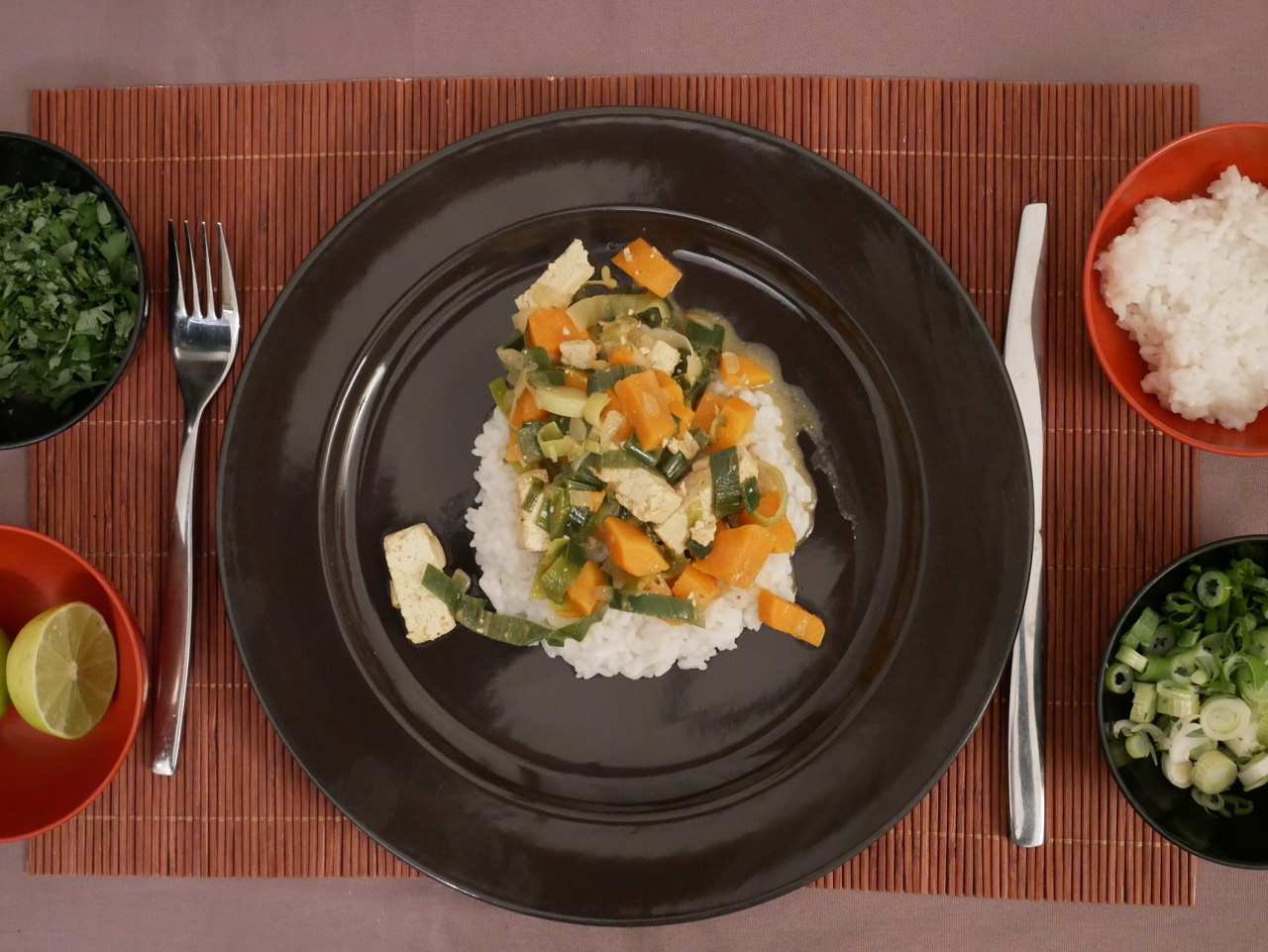 Curry jaune de tofu, patate douce & poireau Destination Food