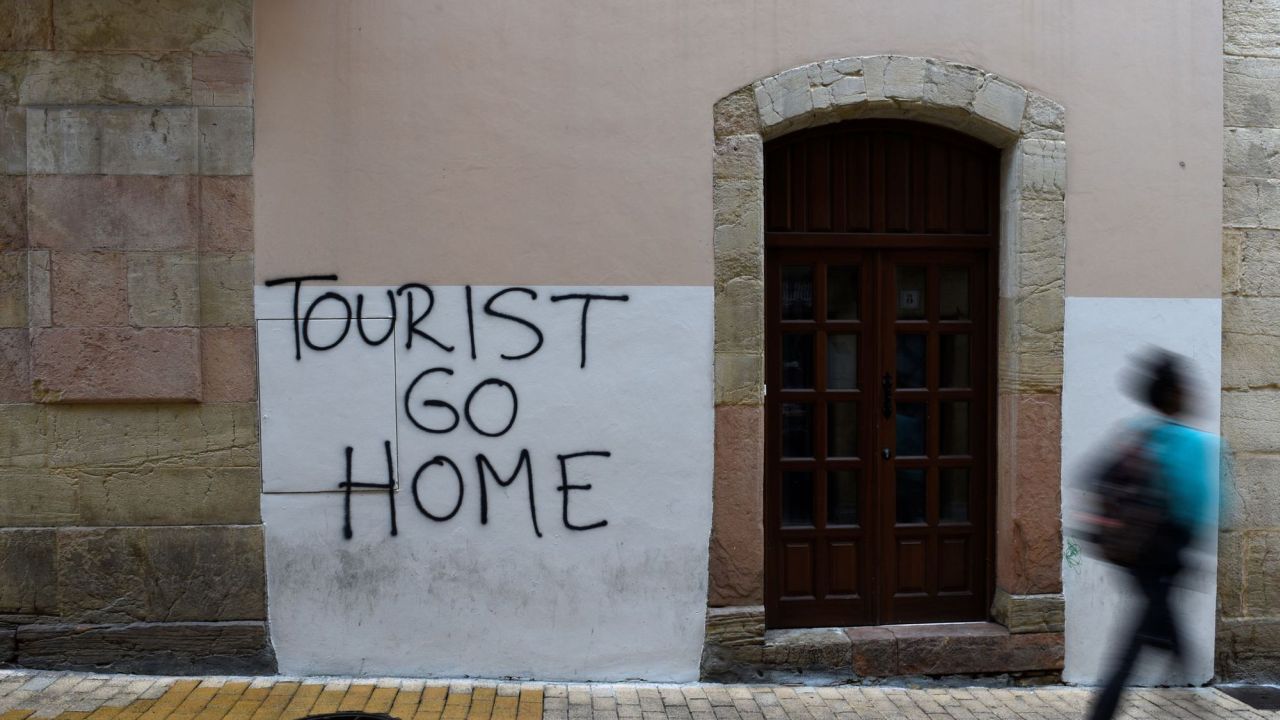 les dangers du tourisme de masse: la tourismophobie